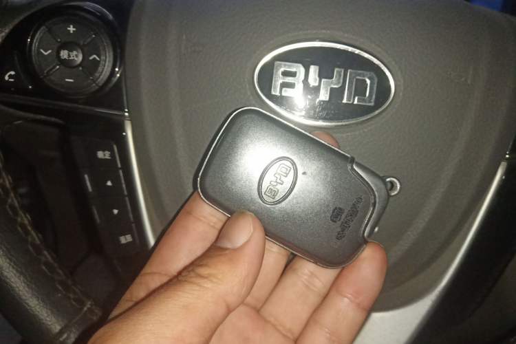 Used BYD M6 2013 2.4L Manual Luxury Model
