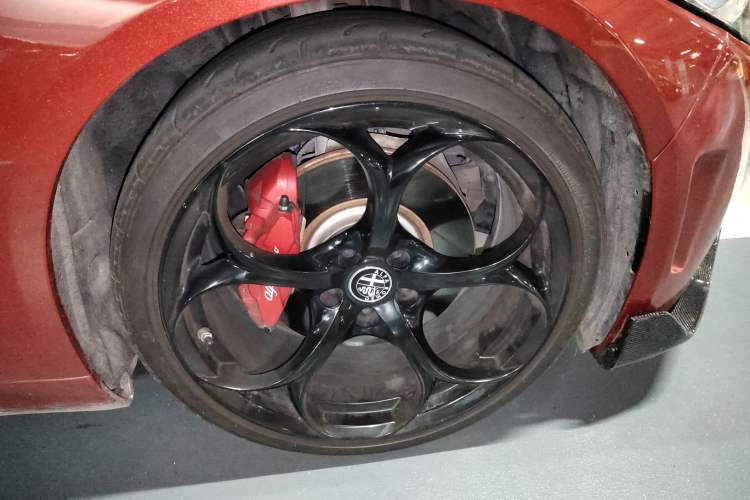 Used Alfa Romeo Giulia 2017 2.0T 280HP Milano Limited Edition Right Front Wheel Hub