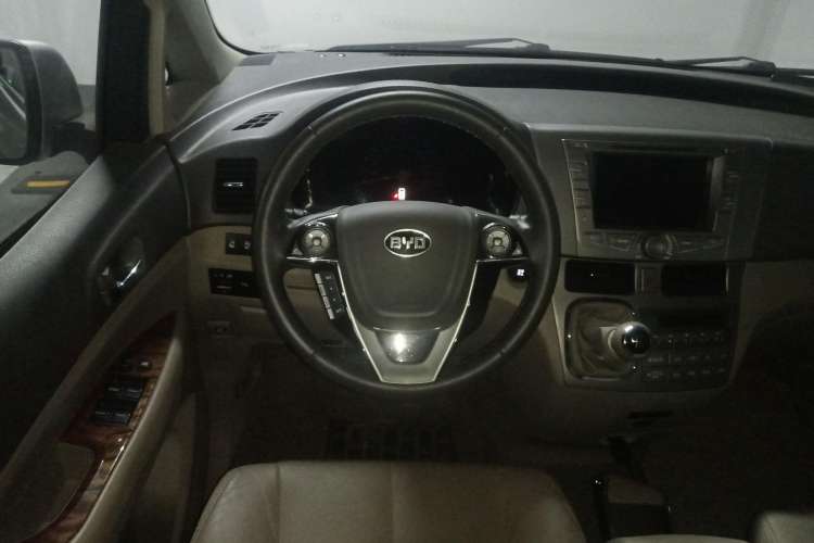 Used BYD M6 2013 2.4L Manual Luxury Model
