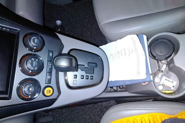 Used Kia 2011 2.0L 7-Seater Automatic Standard Edition
