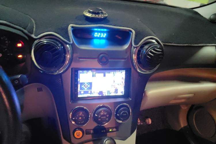 Used Kia 2011 2.0L 7-Seater Automatic Standard Edition
