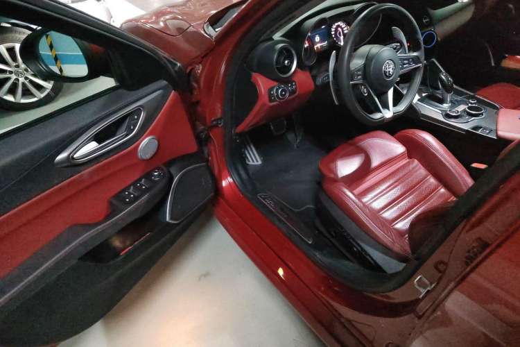 Used Alfa Romeo Giulia 2017 2.0T 280HP Milano Limited Edition Driver Seat