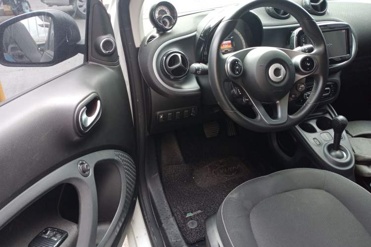 Used smart fortwo 2017 1.0L 52kW New Sound Special Edition China V Emission Standard