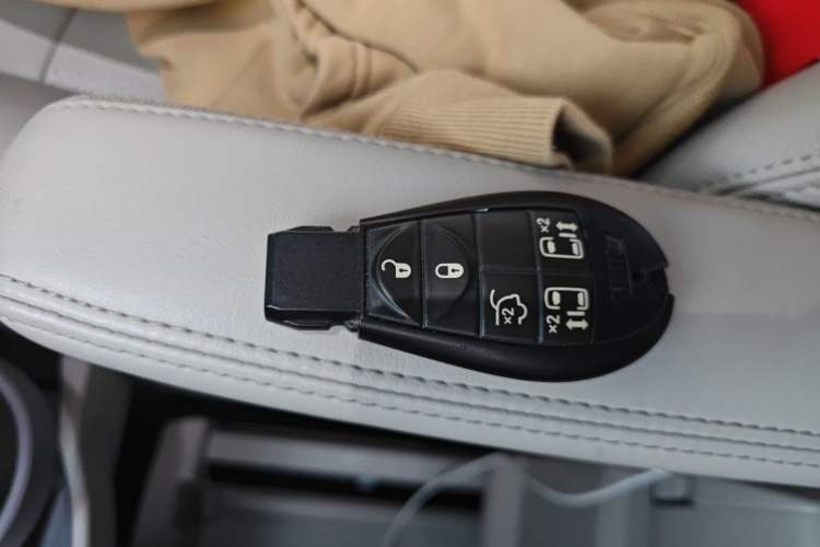 Used Chrysler Grand Voyager 2014 3.6L Comfort Edition Vehicle Key