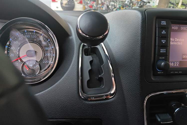 Used Chrysler Grand Voyager 2014 3.6L Comfort Edition Gear Lever