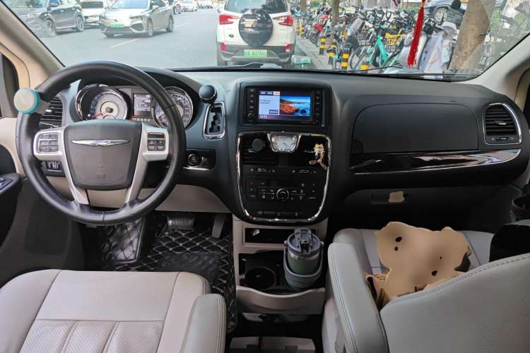 Used Chrysler Grand Voyager 2014 3.6L Comfort Edition Center Console