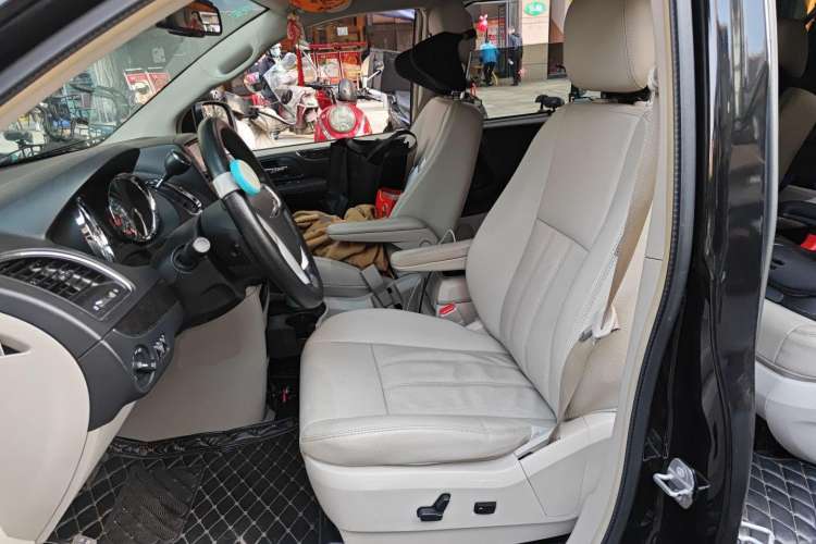 Used Chrysler Grand Voyager 2014 3.6L Comfort Edition Left Front Seat