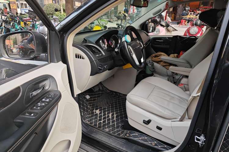 Used Chrysler Grand Voyager 2014 3.6L Comfort Edition Driver Seat