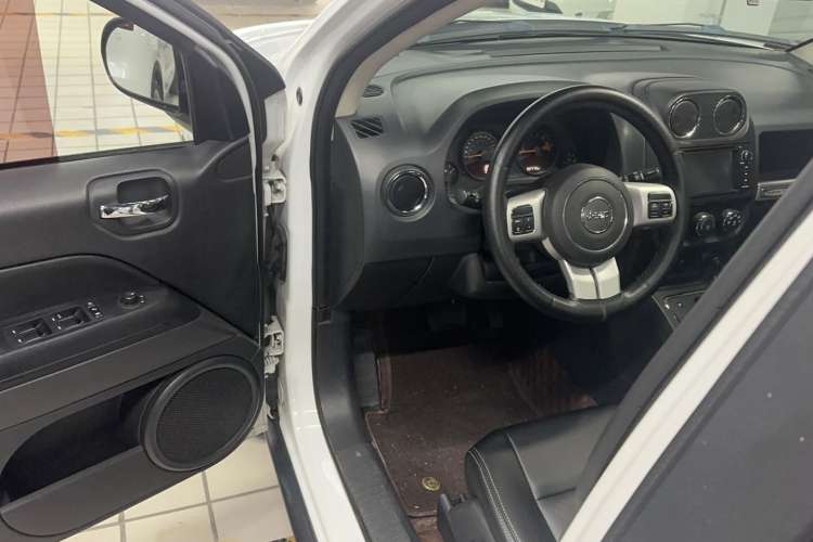 Used Jeep Compass 2015 2.0L two-wheel drive sport version