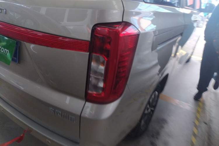 Used Dongfeng Fengon 380 2022 1.5L Comfort-Class Passenger Vehicle (Steel Spring) with 7 Seats