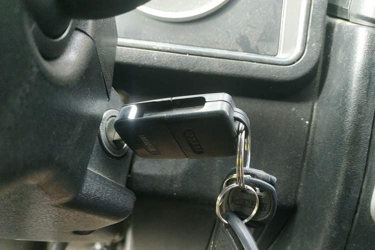 Used Iveco Daily 2020 2.5T A35 Passenger Van with Dual Tires Mid-Roof Design 5-9 Seater Side-Sliding Door Euro VI Standard
