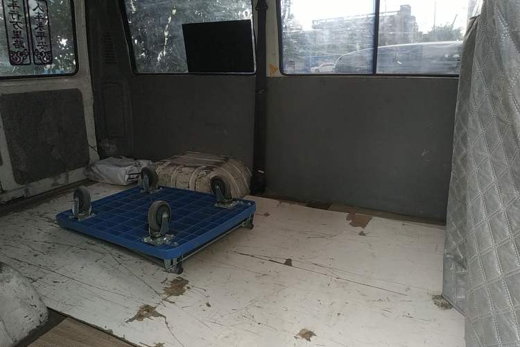 Used Iveco Daily 2020 2.5T A35 Passenger Van with Dual Tires Mid-Roof Design 5-9 Seater Side-Sliding Door Euro VI Standard
