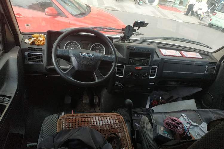 Used Iveco Daily 2020 2.5T A35 Passenger Van with Dual Tires Mid-Roof Design 5-9 Seater Side-Sliding Door Euro VI Standard
