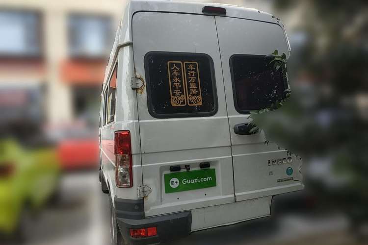 Used Iveco Daily 2020 2.5T A35 Passenger Van with Dual Tires Mid-Roof Design 5-9 Seater Side-Sliding Door Euro VI Standard
