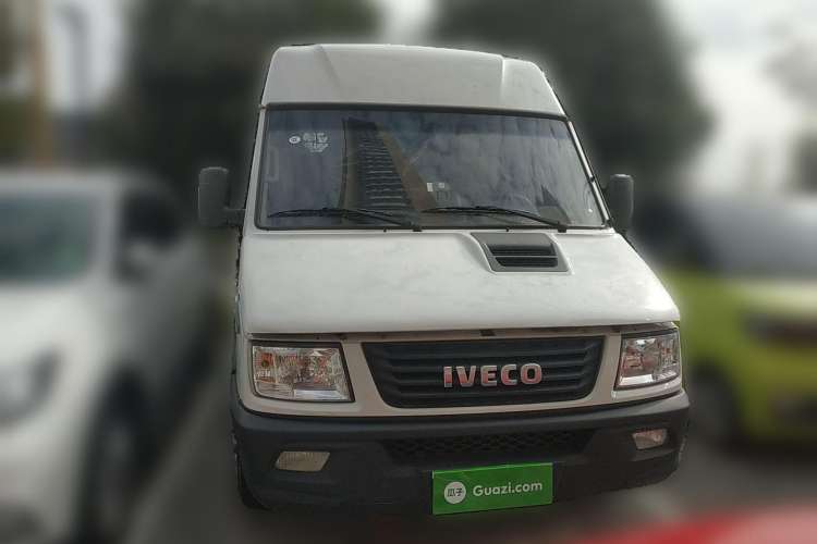 Used Iveco Daily 2020 2.5T A35 Passenger Van with Dual Tires Mid-Roof Design 5-9 Seater Side-Sliding Door Euro VI Standard
