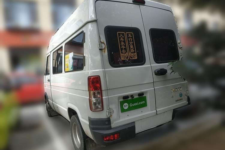 Used Iveco Daily 2020 2.5T A35 Passenger Van with Dual Tires Mid-Roof Design 5-9 Seater Side-Sliding Door Euro VI Standard
