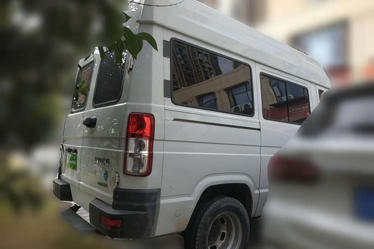 Used Iveco Daily 2020 2.5T A35 Passenger Van with Dual Tires Mid-Roof Design 5-9 Seater Side-Sliding Door Euro VI Standard
