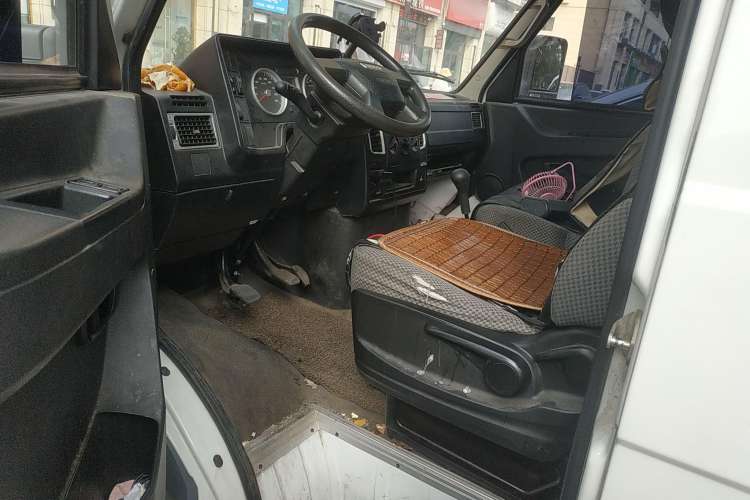 Used Iveco Daily 2020 2.5T A35 Passenger Van with Dual Tires Mid-Roof Design 5-9 Seater Side-Sliding Door Euro VI Standard
