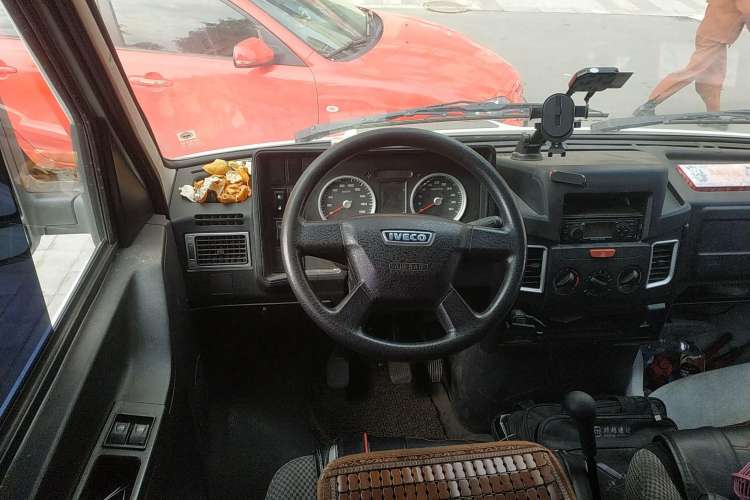 Used Iveco Daily 2020 2.5T A35 Passenger Van with Dual Tires Mid-Roof Design 5-9 Seater Side-Sliding Door Euro VI Standard
