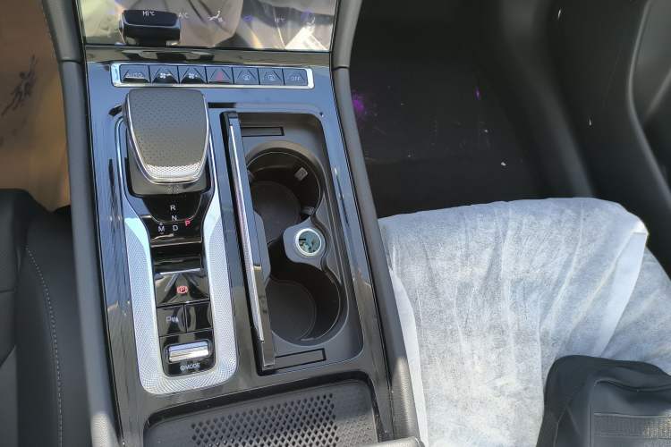 Used Hongqi H6 2023 2.0T ZhiMei Edition
