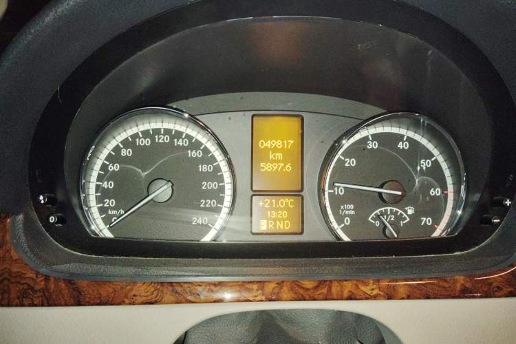 Used Mercedes-Benz Viano 2011 2.5L Navigator Edition Odometer Close Up