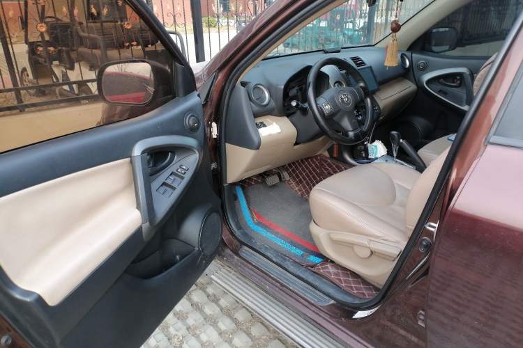 Used Toyota RAV4 2012 Luxurious Edition 2.0L Automatic All-Wheel Drive
