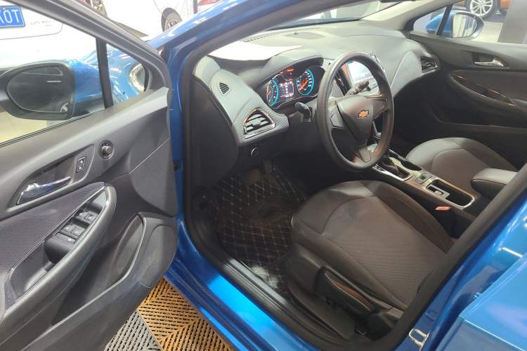 Used Chevrolet Cruze 2017 1.5L Automatic Pioneer Sunroof Edition
