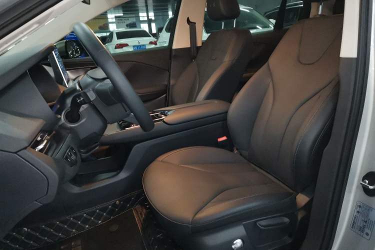 Used Hongqi E-QM5 2022 431 km Charge & Enjoy Edition
