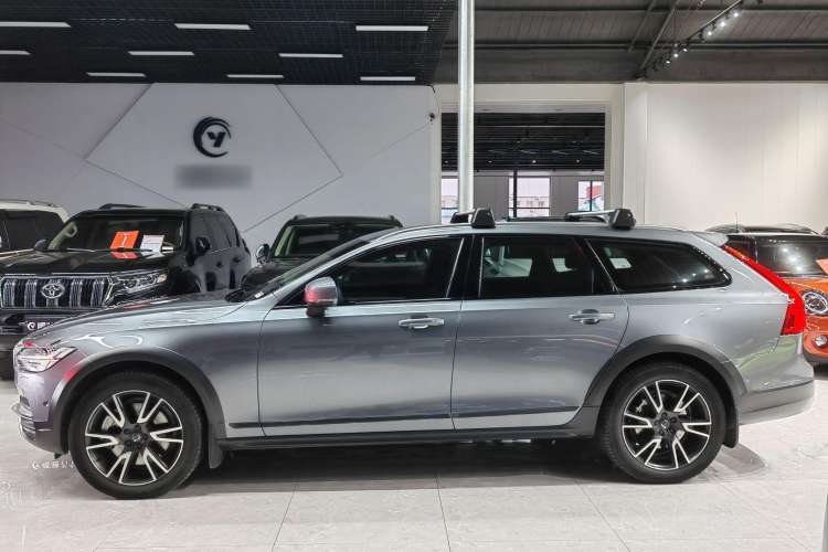 Used Volvo V90 2017 Cross Country T5 AWD Prestige Edition
