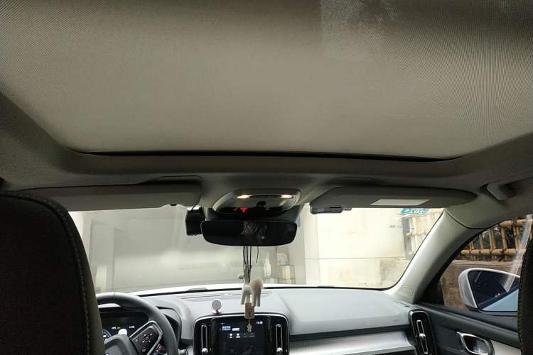 Used Volvo XC40 2019 T4 Four-Wheel Drive Dawn Ice White
