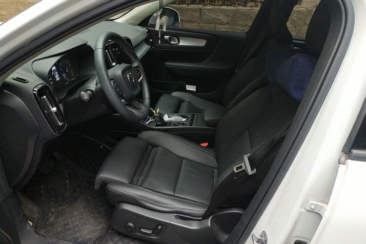 Used Volvo XC40 2019 T4 Four-Wheel Drive Dawn Ice White
