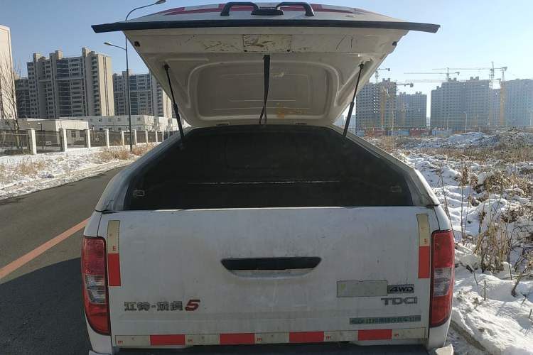 Used JMC Yuhu 5 2018 2.4T Classic Edition Diesel Manual 4x4 Luxury Version JX4D24A5L