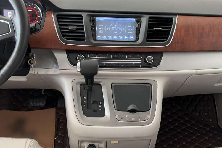 Used SAIC MAXUS G10 2015 2.0T Automatic Anniversary Edition
