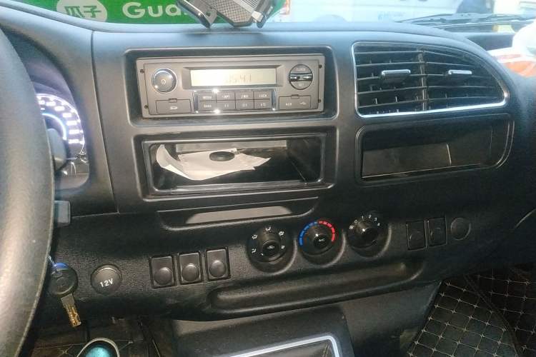 Used JMC Transit 2019 2.8T Commercial Version Short Wheelbase Low Roof 6-Seater China VI Emission Standard JX493