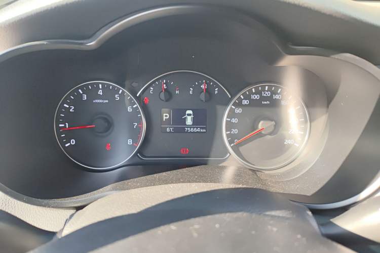 Used Kia 2013 2.0L 7-Seater Automatic Standard Version China IV Standard
