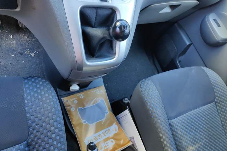 Used Nissan NV200 2012 1.6L 232 Seats Luxury Version Gear Lever