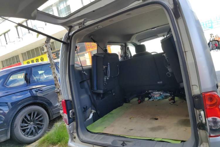 Used Nissan NV200 2012 1.6L 232 Seats Luxury Version Trunk