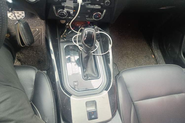 Used Dongfeng Fengon S560 2018 1.8L CVT Elite Model 7 Seats Gear Lever