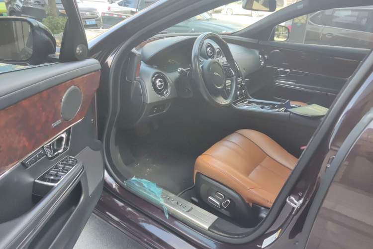 Used Jaguar XJ 2014 XJL 3.0 SC Two-Wheel-Drive Panoramic Business Edition
