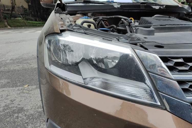 Used Volkswagen Cross Lavida 2014 1.4TSI DSG Right Front Headlight