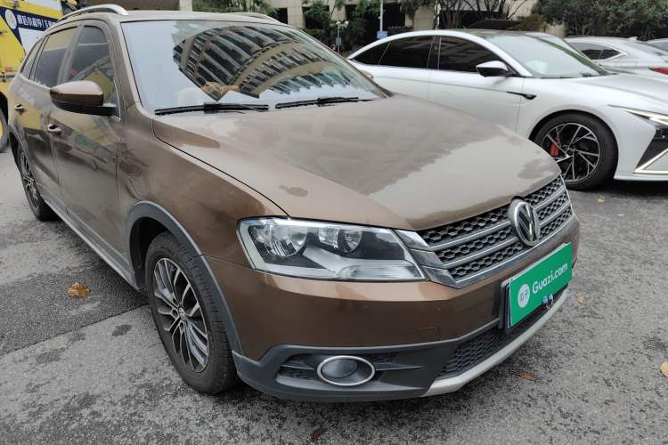 Used Volkswagen Cross Lavida 2014 1.4TSI DSG Front Right 45 Deg