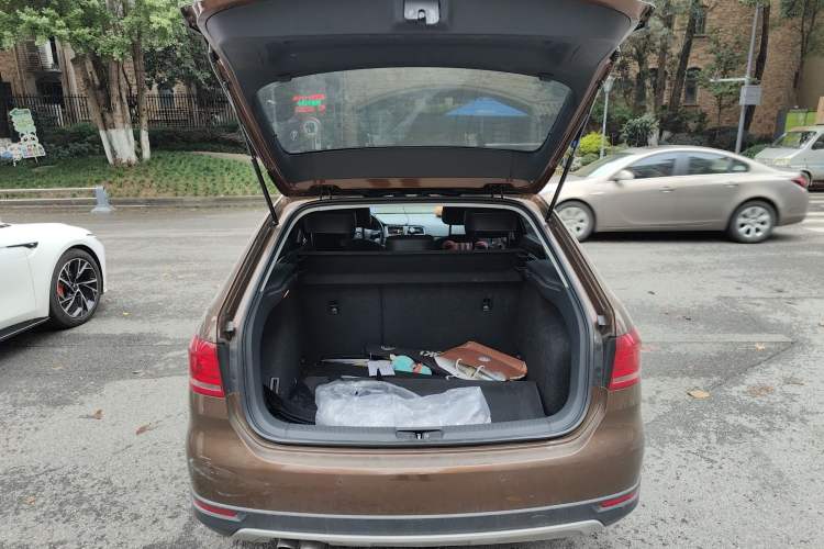 Used Volkswagen Cross Lavida 2014 1.4TSI DSG Trunk