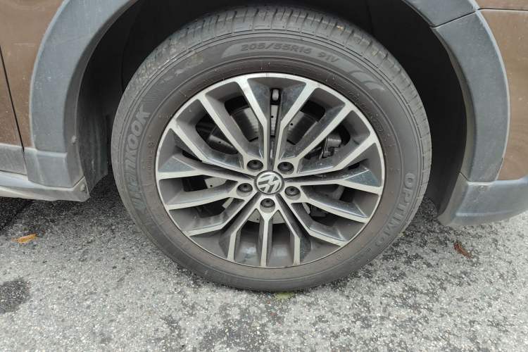 Used Volkswagen Cross Lavida 2014 1.4TSI DSG Right Front Wheel Hub
