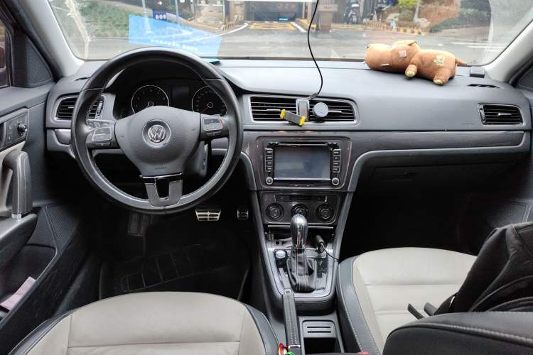 Used Volkswagen Cross Lavida 2014 1.4TSI DSG Center Console