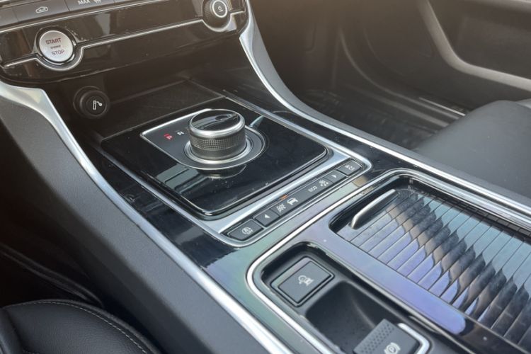 Used Jaguar XFL 2020 XFL 2.0T P200 Two-Wheel-Drive Windflower Edition
