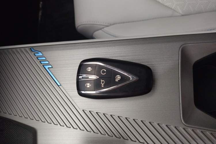 Used CHANGAN OSHAN Z6 New Energy 2022 Blue Whale iDD 150KM Flagship PLUS Smart Parking Edition Vehicle Key