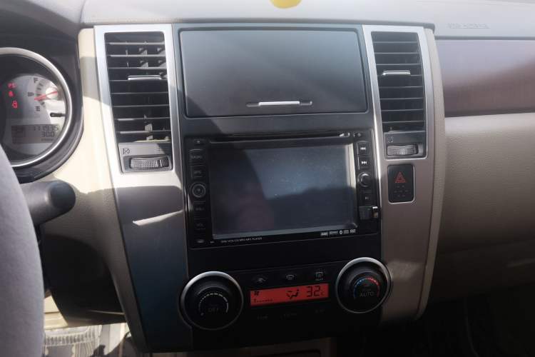 Used Nissan Tiida Sedan 2008 1.6L Automatic Smart Version Audio And AC Panel