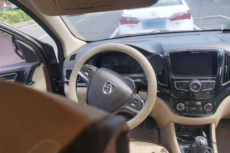 Used Baojun 730 2015 1.8L Manual Luxury Navigation ESP Version 7-seater
