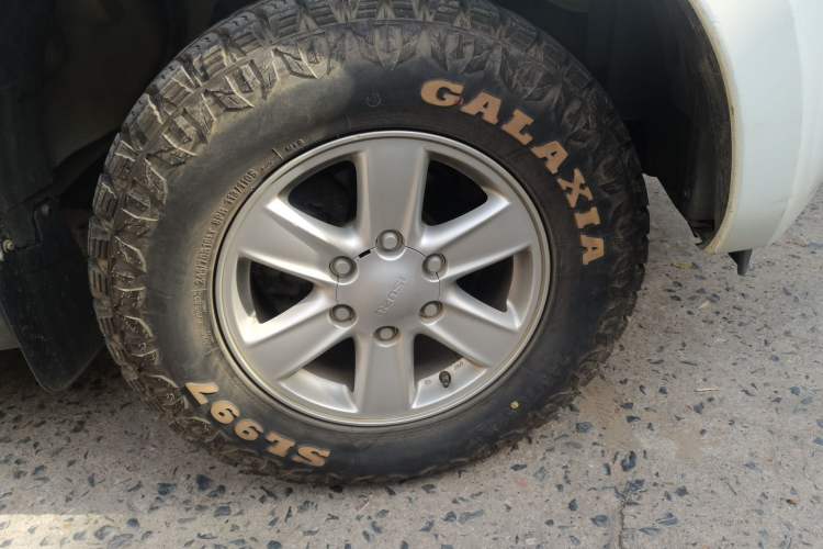 Used Isuzu D-MAX 2015 2.5T Two-Wheel Drive Manual High-Performance Base Version 4JK1
