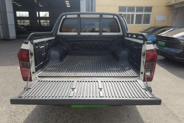 Used Isuzu D-MAX 2015 2.5T Two-Wheel Drive Manual High-Performance Base Version 4JK1
